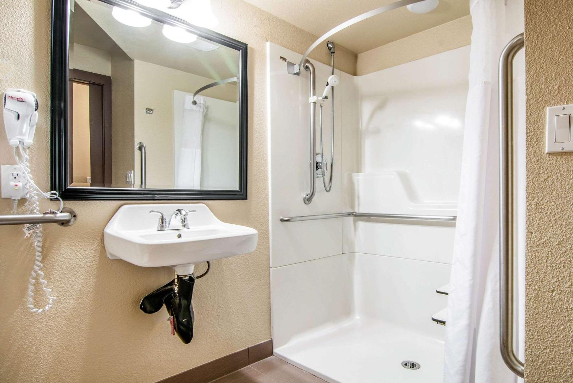 Comfort Inn & Suites Vancouver Downtown City Center Экстерьер фото