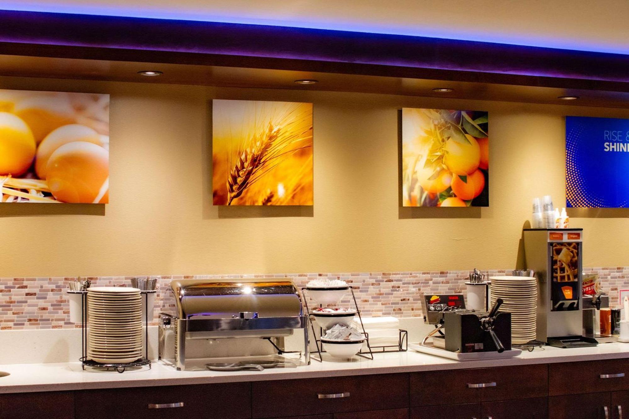 Comfort Inn & Suites Vancouver Downtown City Center Экстерьер фото